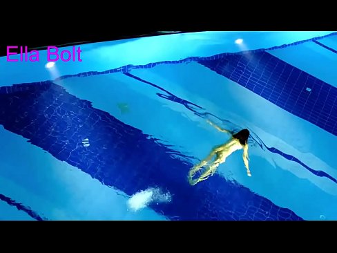 ❤️ Je ne peux pas m'arrêter de regarder, jeune blonde prise en train de nager nue dans la piscine de la station ELLA BOLT. ❌ Porno at us ﹏