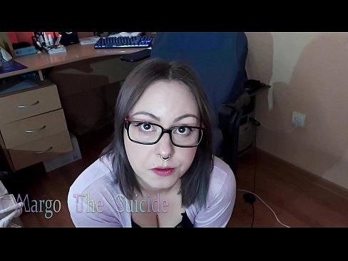 ❤️ Une fille sexy avec des lunettes suce profondément un gode devant la caméra ❌ Porno at us ﹏