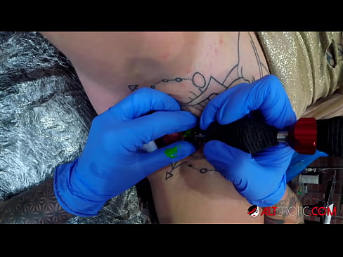 ❤️ Sully Savage, une chaudasse extrêmement tatouée, s'est fait tatouer le clitoris. ❌ Porno at us ﹏